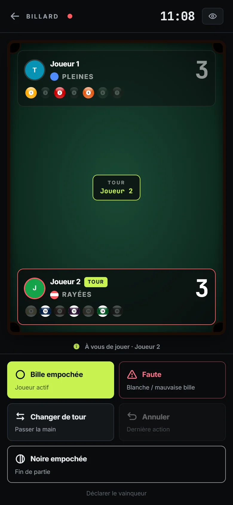 Écran de l’application pendant une partie de billard 8-ball : le tapis, les pleines d’un joueur et les rayées de l’autre, les billes déjà rentrées et le joueur dont c’est le tour.