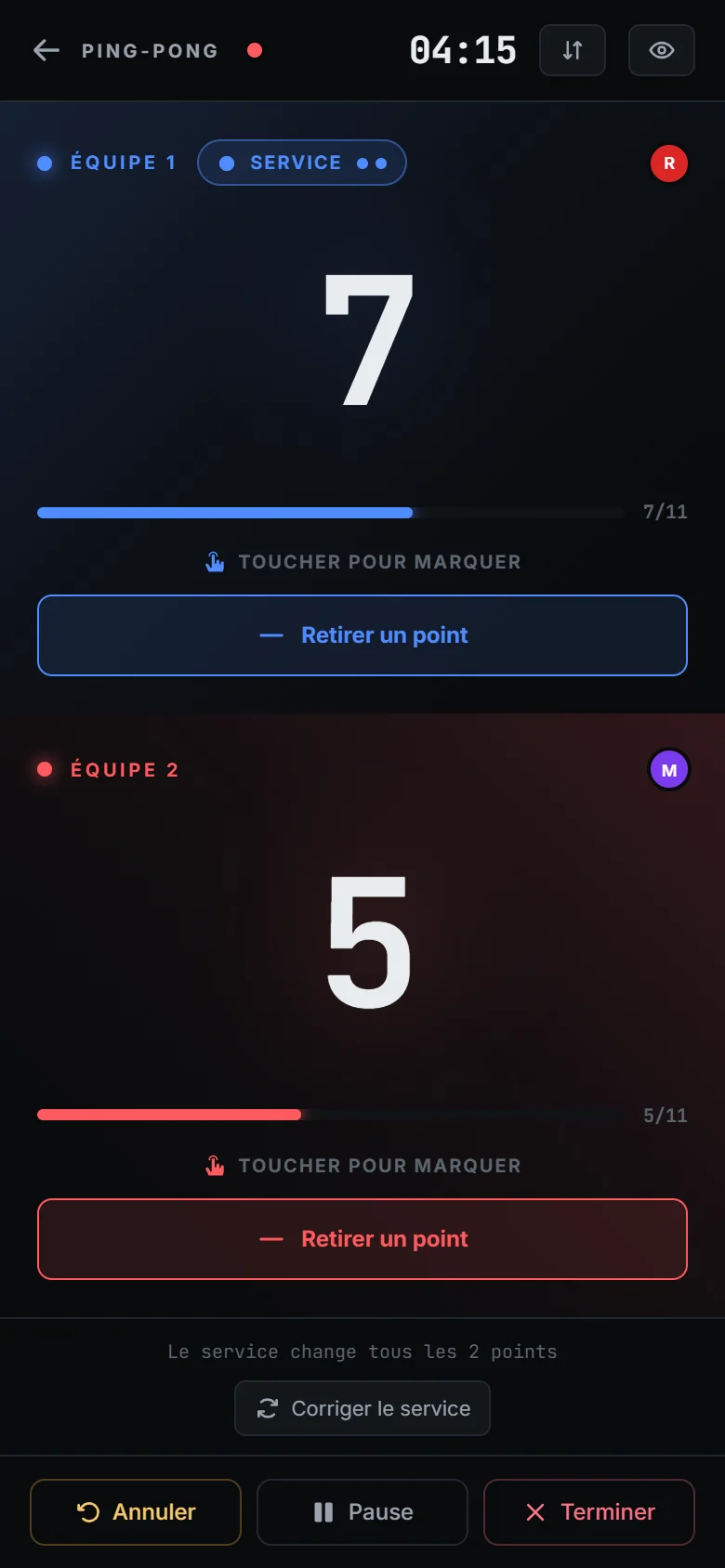 Écran de l’application pendant un match de ping-pong : 7 à 5 sur 11 points, avec l’équipe au service et le nombre de services restants.
